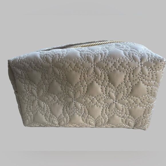 Vince Camuto Quilted Makeup Toiletries Travel Bag - Picture 9 of 10